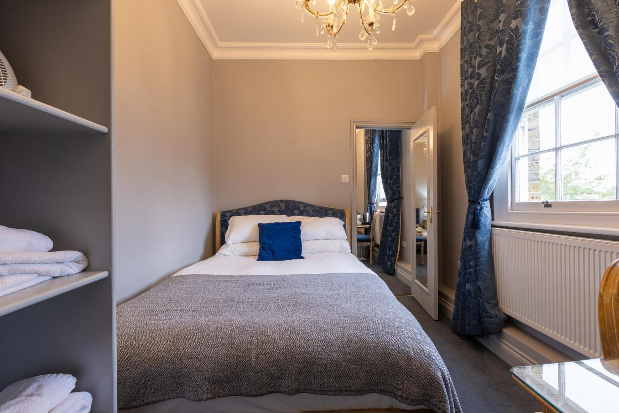 Blue Boar Hotel Maldon Room photo